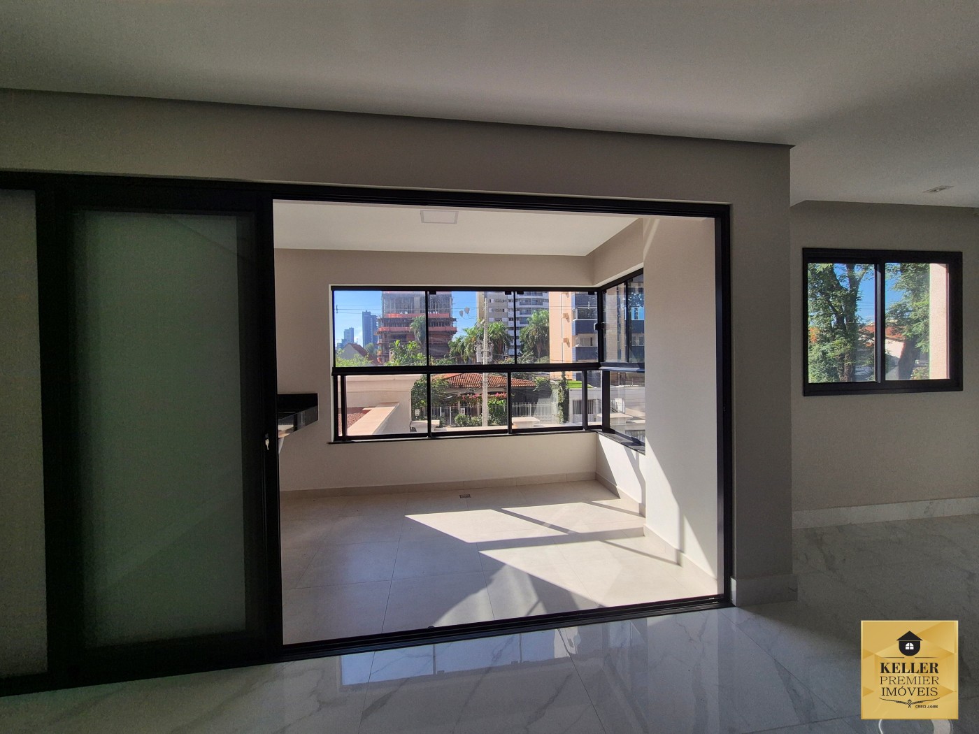 Apartamento para Venda em Foz do Iguaçu, Centro, 3 dormitórios, 3 suítes, 5 banheiros, 2 vagas